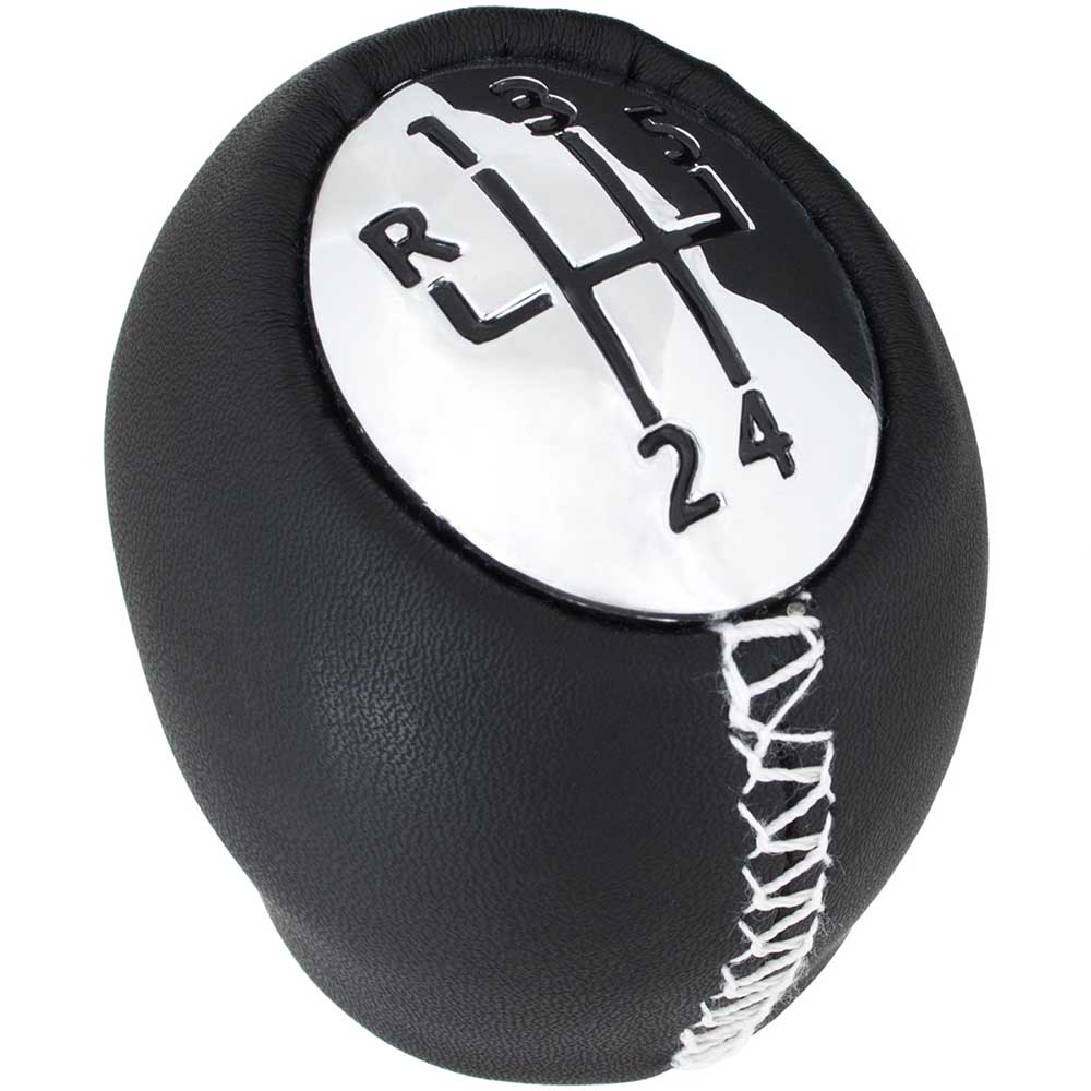 Fekete bőrözött, 5 sebességes Dacia Duster váltógomb króm számlappal, fehér varrással.