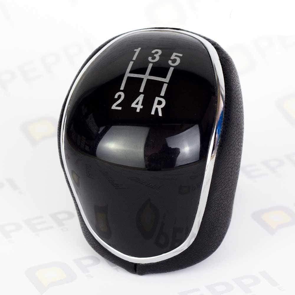 Fekete színű, 5 sebességes Kia váltógomb. Fekete számlappal, króm számlapkerettel.