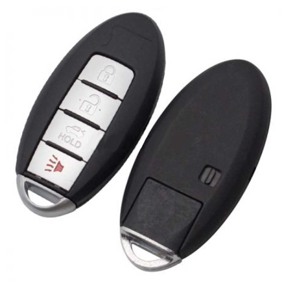 Fekete színű, 4 gombos Nissan kulcsház ezüst színű gombokkal.