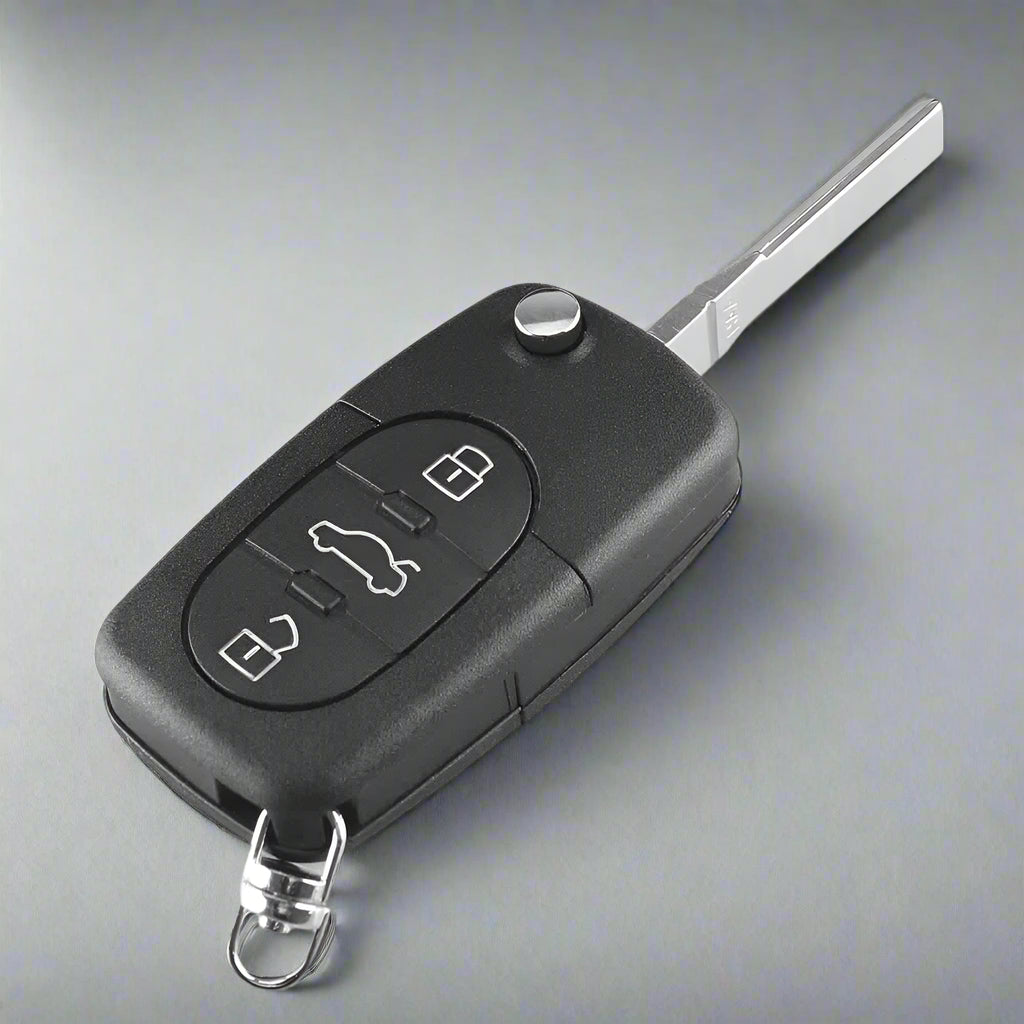 Fekete színű, 3 gombos Audi bicskakulcs, kulcsház.
