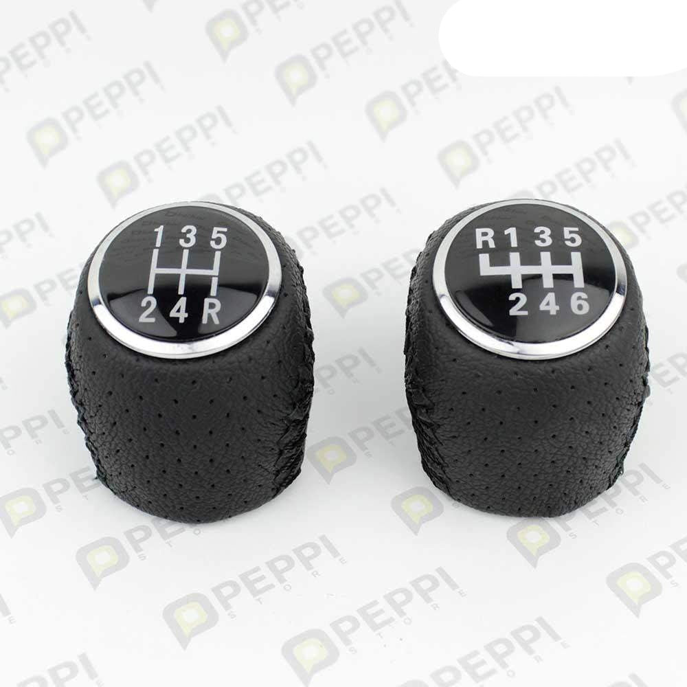 Fekete, bőrözött 5 és 6 sebességes váltógomb Fiat Ducato, Citroen Jumper és Peugeot Boxer modellekhez. Üveg számlappal.