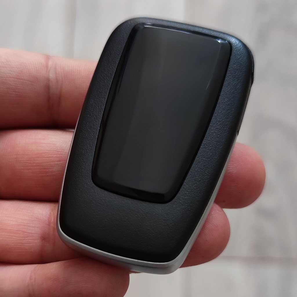 Fekete színű, 2 gombos Toyota kulcs, kulcsház hátulja.