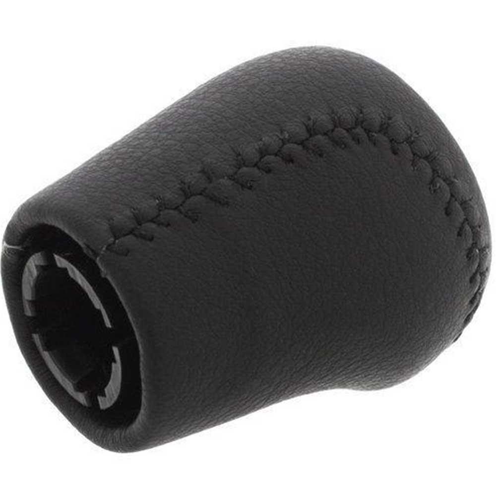 Fekete színű, bőrözött 6 sebességes Nissan váltógomb.