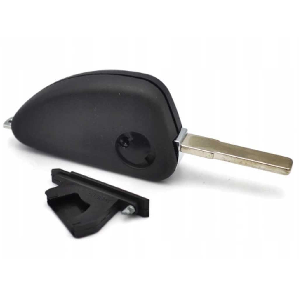 Fekete színű, 3 gombos Alfa Romeo bicskakulcs, kulcsház hátulja.