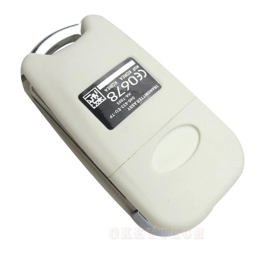 Fehér színű, 3 gombos Kia kulcs, bicskakulcs hátulja.