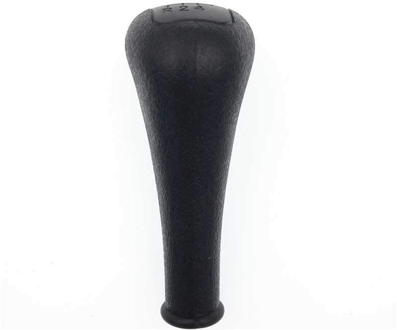 Fekete színű, 5 sebességes Mercedes váltógomb