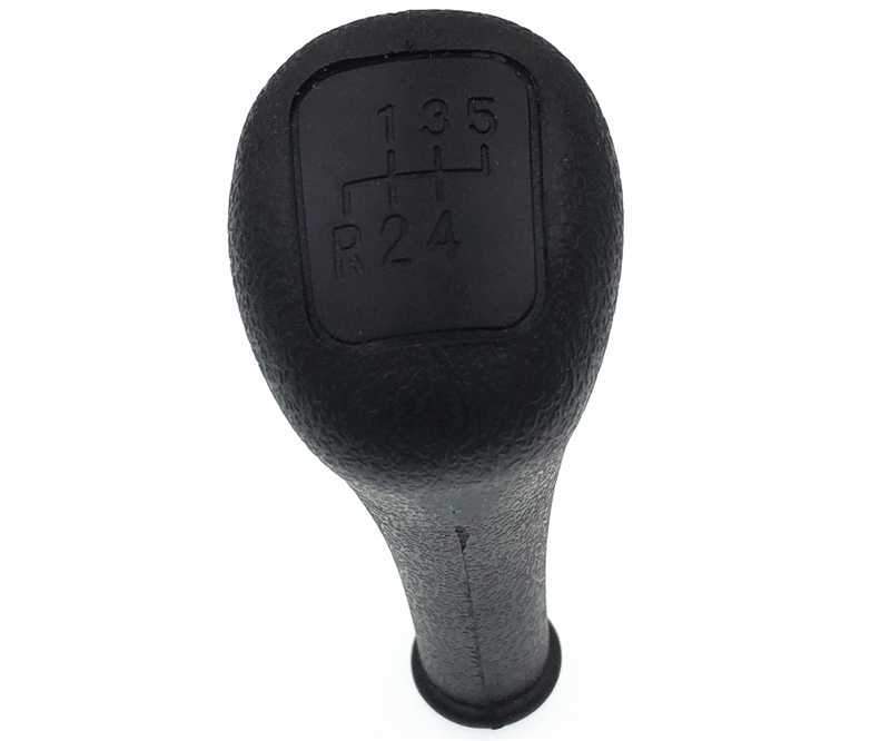 Fekete színű, 5 sebességes Mercedes váltógomb