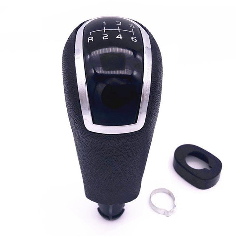 Fekete, 6 sebességes Mercedes váltógomb. 6 fokozatos fekete számlappal, króm számlapkerettel.